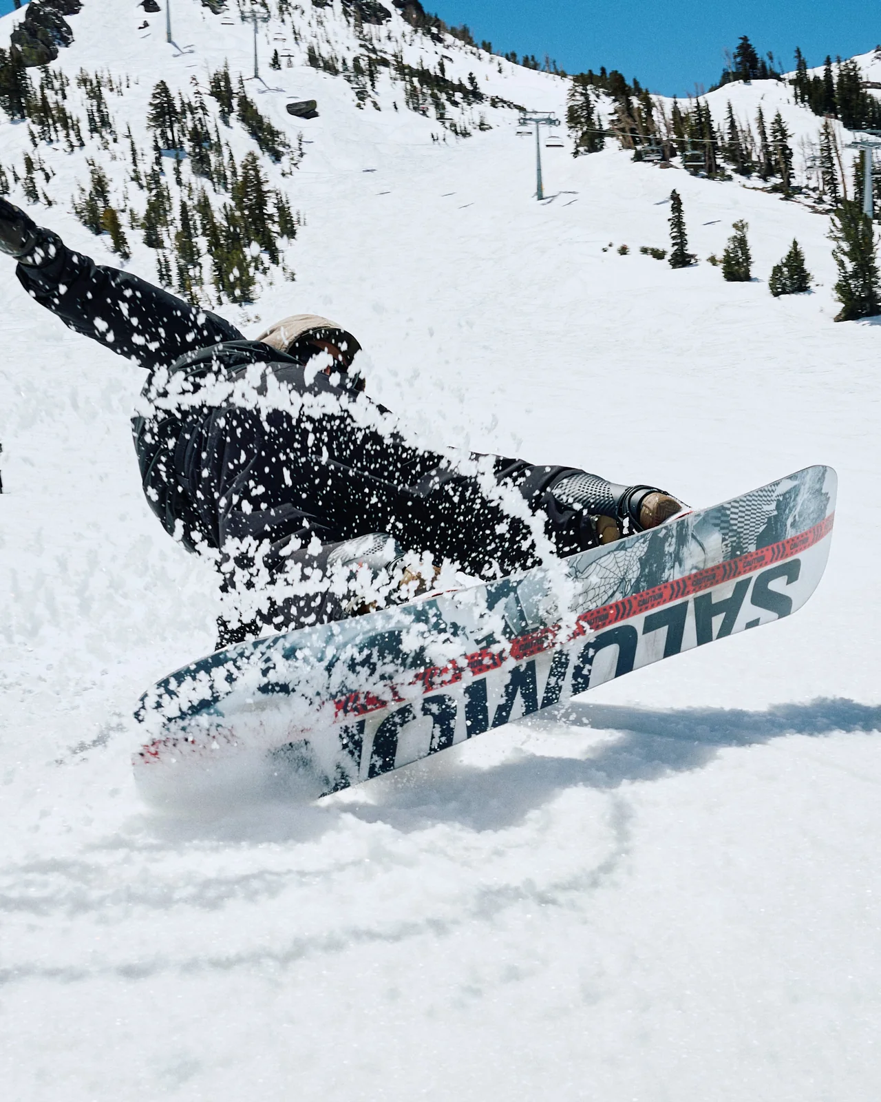SALOMON HUCK KNIFE PRO でカービングするスノーボーダー（Salomon公式写真）
